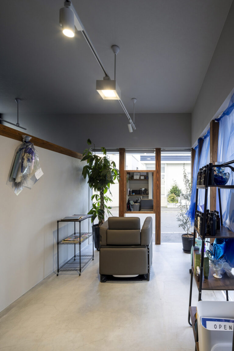 隣棟の二世帯住宅｜美容室併用の子世帯。　厚別区の家02 写真8